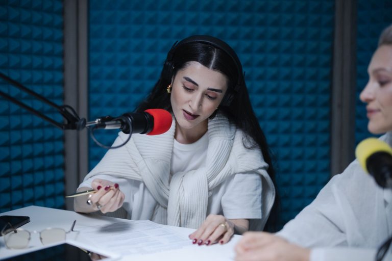 Combien coûte un spot publicitaire — studio de publicité radio microphone