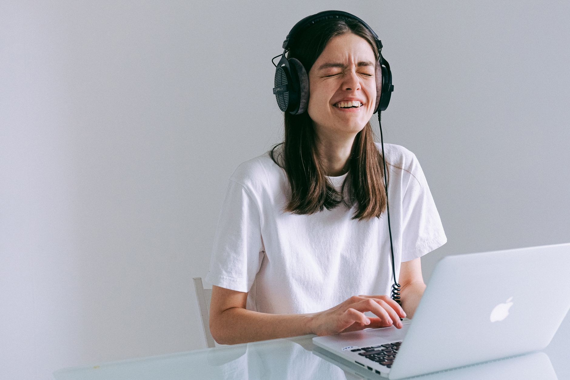 Améliorer son accent anglais au quotidien grâce à l’écoute active — personne pratiquant la prononciation anglaise