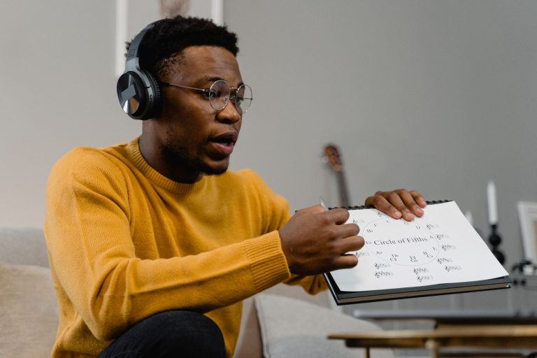 Comment améliorer son accent anglais — personne pratiquant la prononciation anglaise