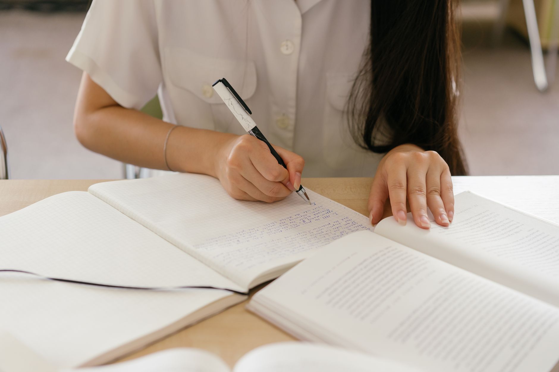 Comprendre le texte pour accélérer la mémorisation rapide — personne étudiant avec des notes et des livres
