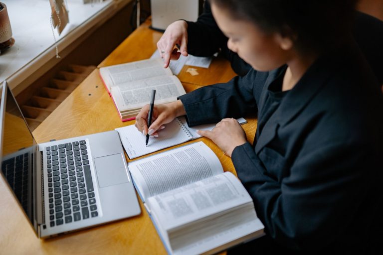 Comment apprendre par cœur un — personne étudiant avec des notes et des livres