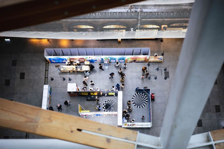 Comment attirer les gens sur — stand de salon attirant des visiteurs