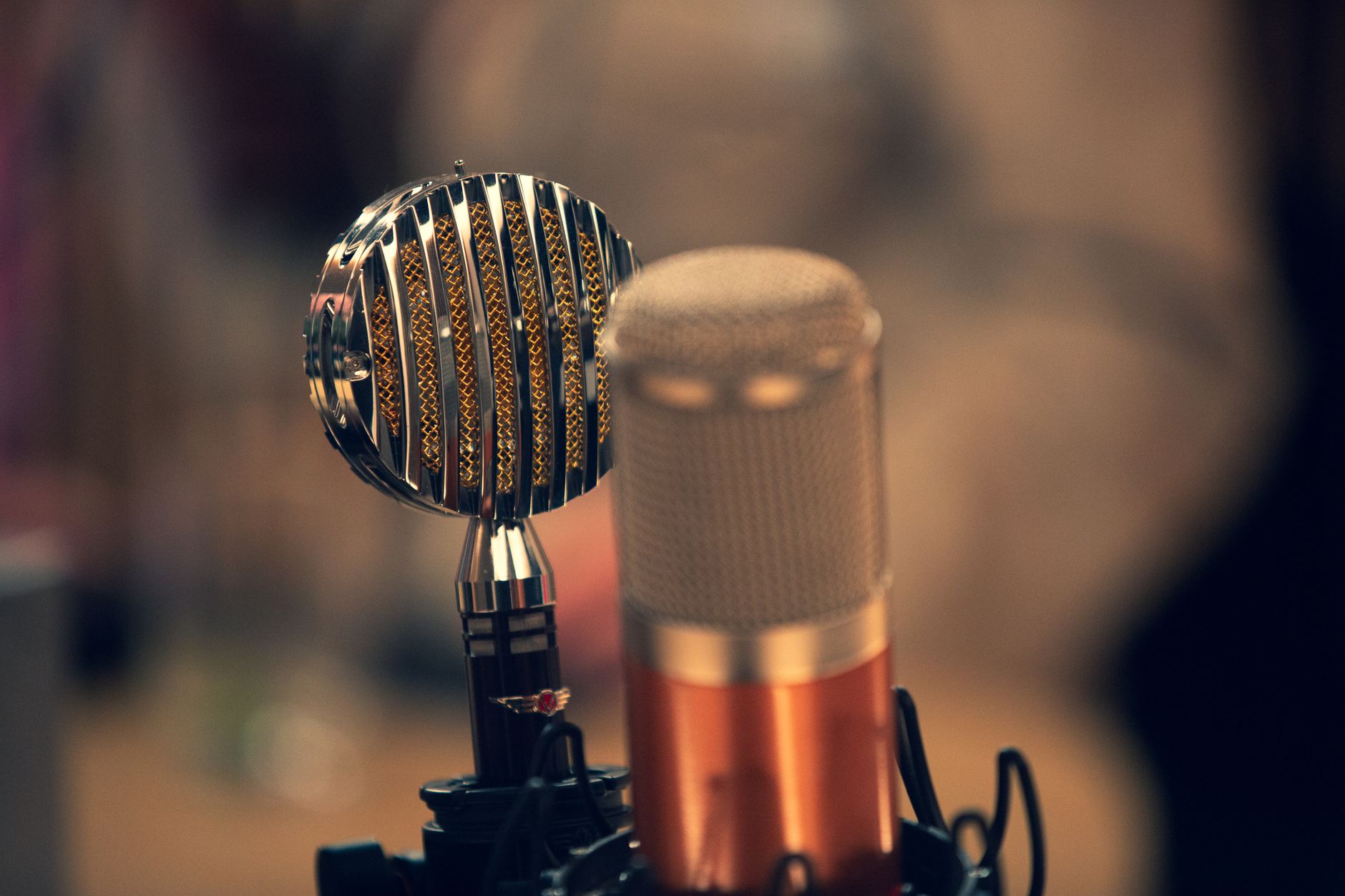 Définir un message publicitaire radio qui tient en une phrase et parle à la bonne audience — studio radio microphone ondes sonores