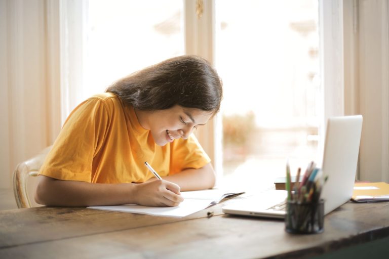 Comment faire une lettre de — étudiant écrivant lettre de motivation