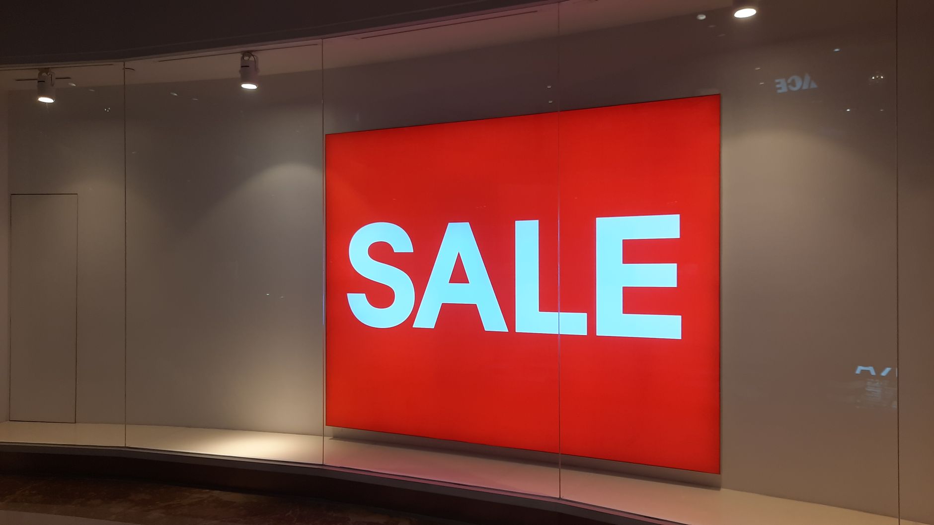 Comprendre la PLV en magasin : rôle, enjeux et impact client — installation de publicité sur lieu de vente