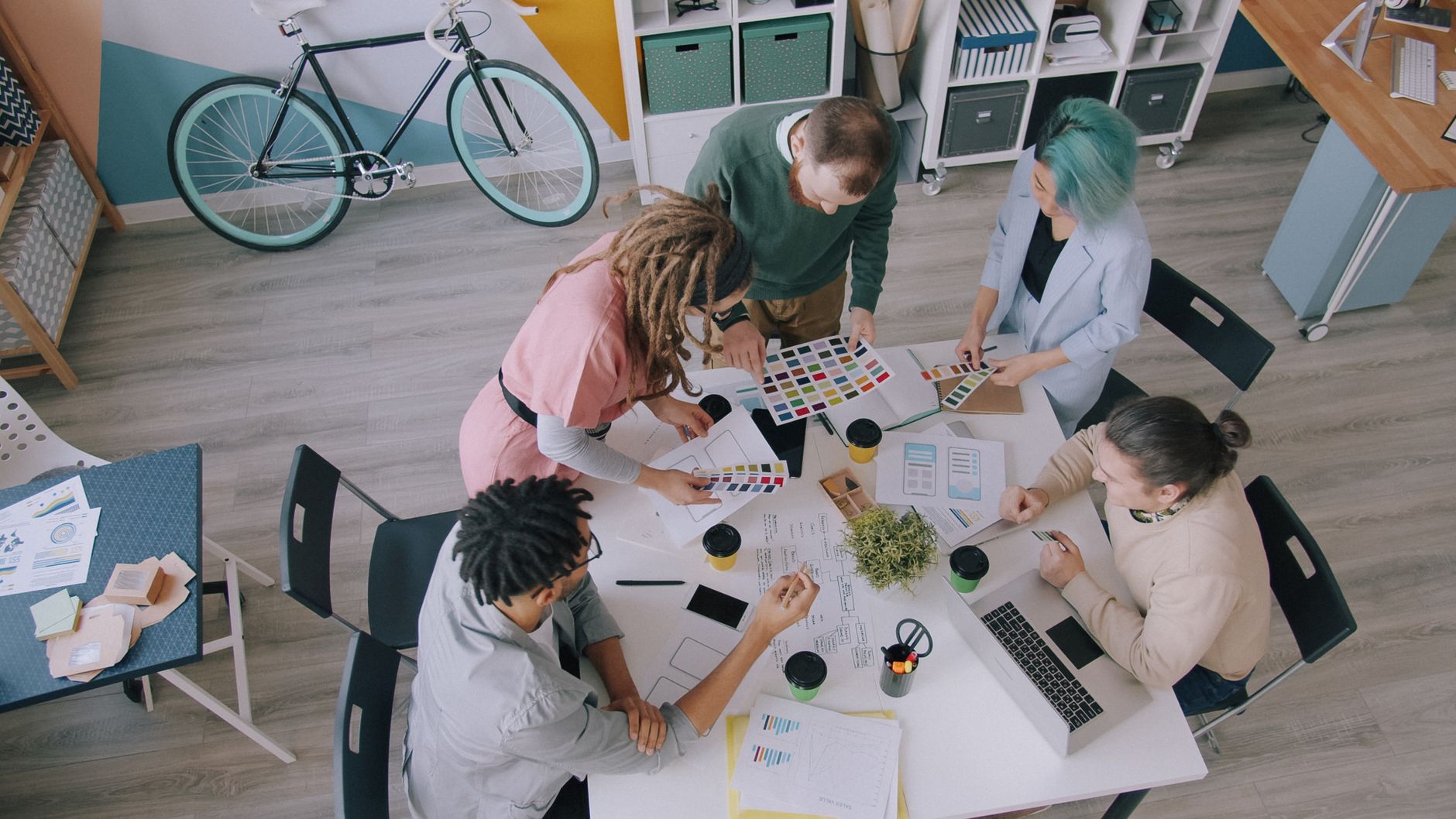 Idée de business rentable : partir de tes atouts et d’un problème client dur à ignorer — réunion brainstorming business bureau