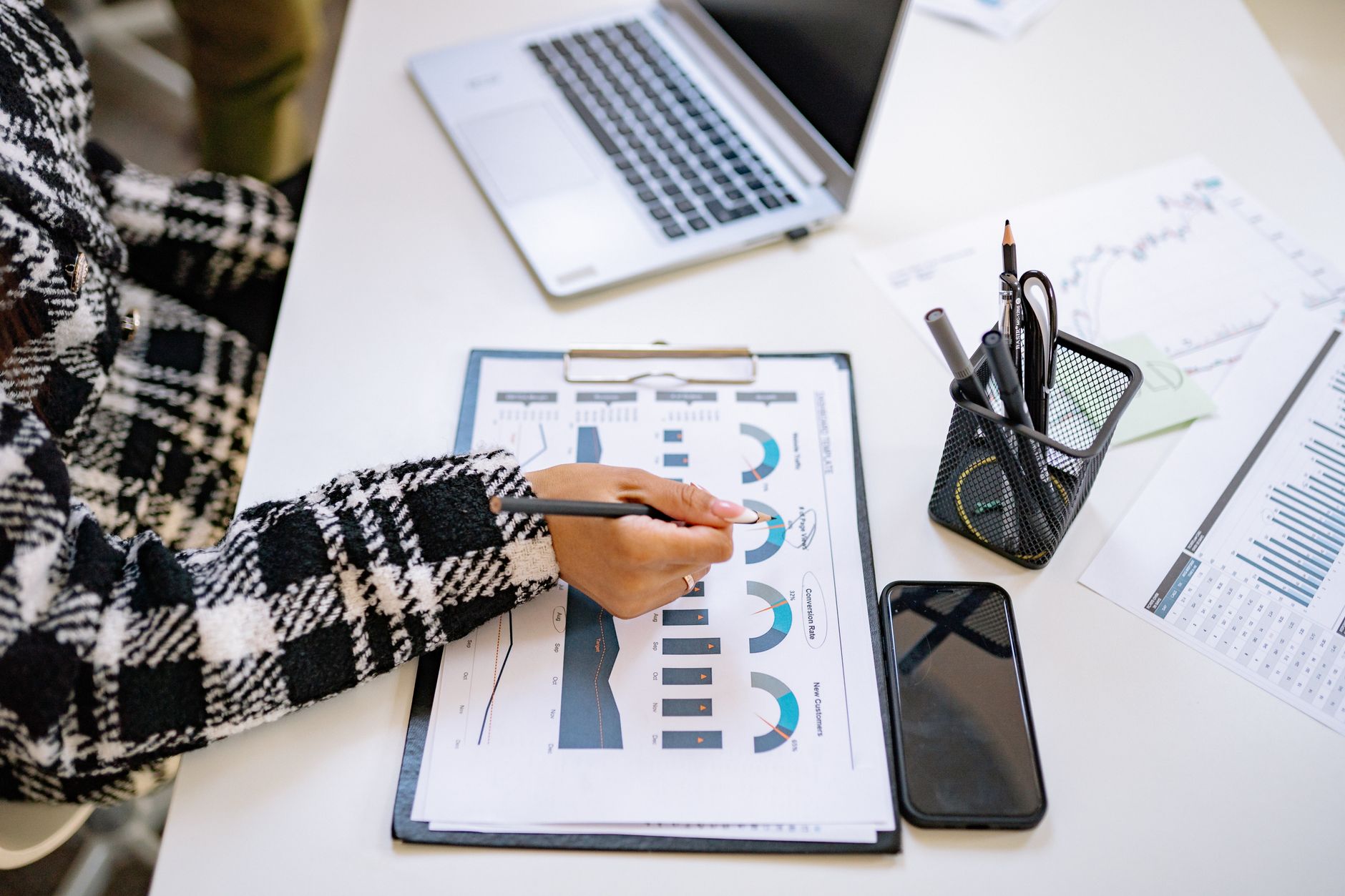 Copy stratégie : définition opérationnelle et rôle dans un message efficace — personne écrivant stratégie marketing sur papier