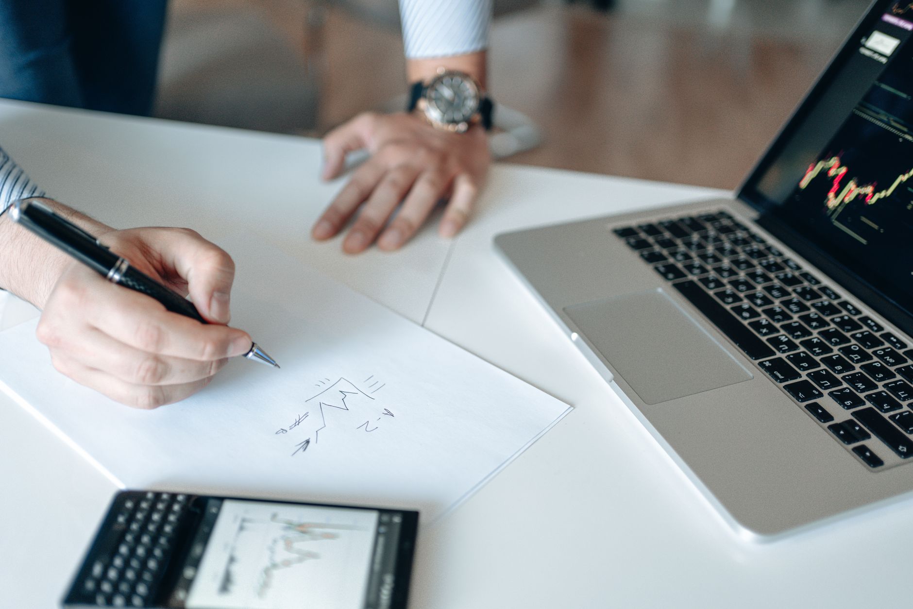 Copy stratégie les éléments clés — personne écrivant stratégie marketing sur papier