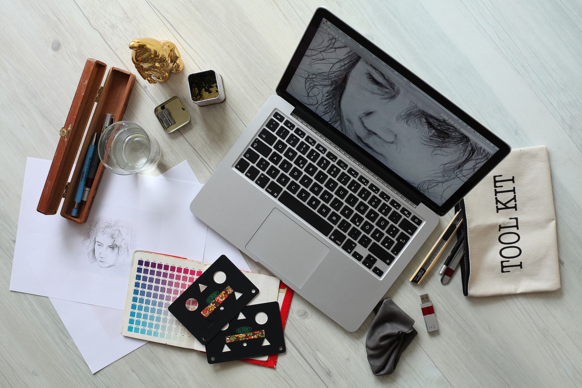 Métiers du graphisme les plus courants : qui fait quoi concrètement ? — espace de travail designer graphique outils