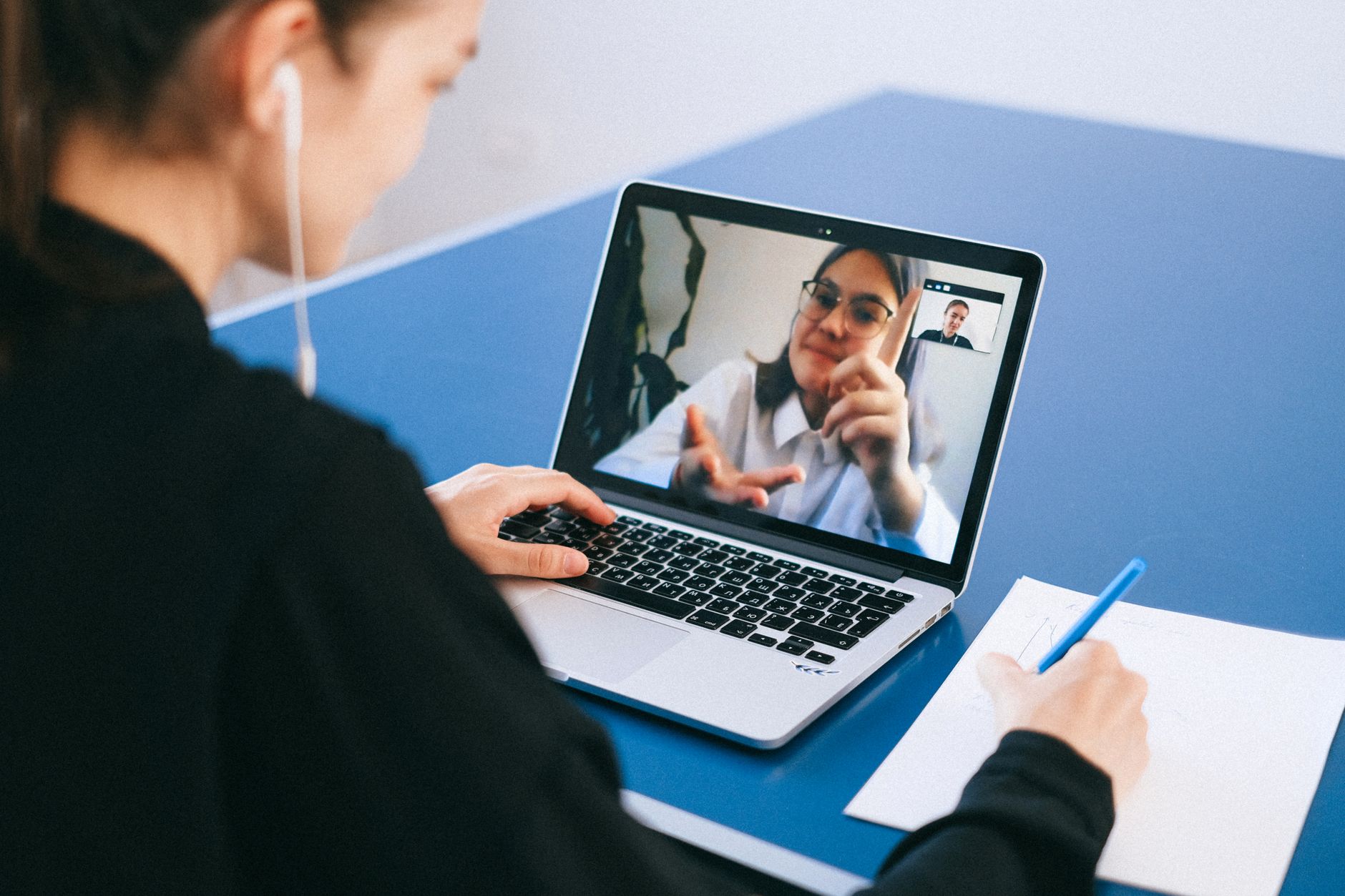 Bilan de compétences gratuit en ligne : ce que valent vraiment les tests et parcours numériques — personne faisant un bilan de compétences en ligne