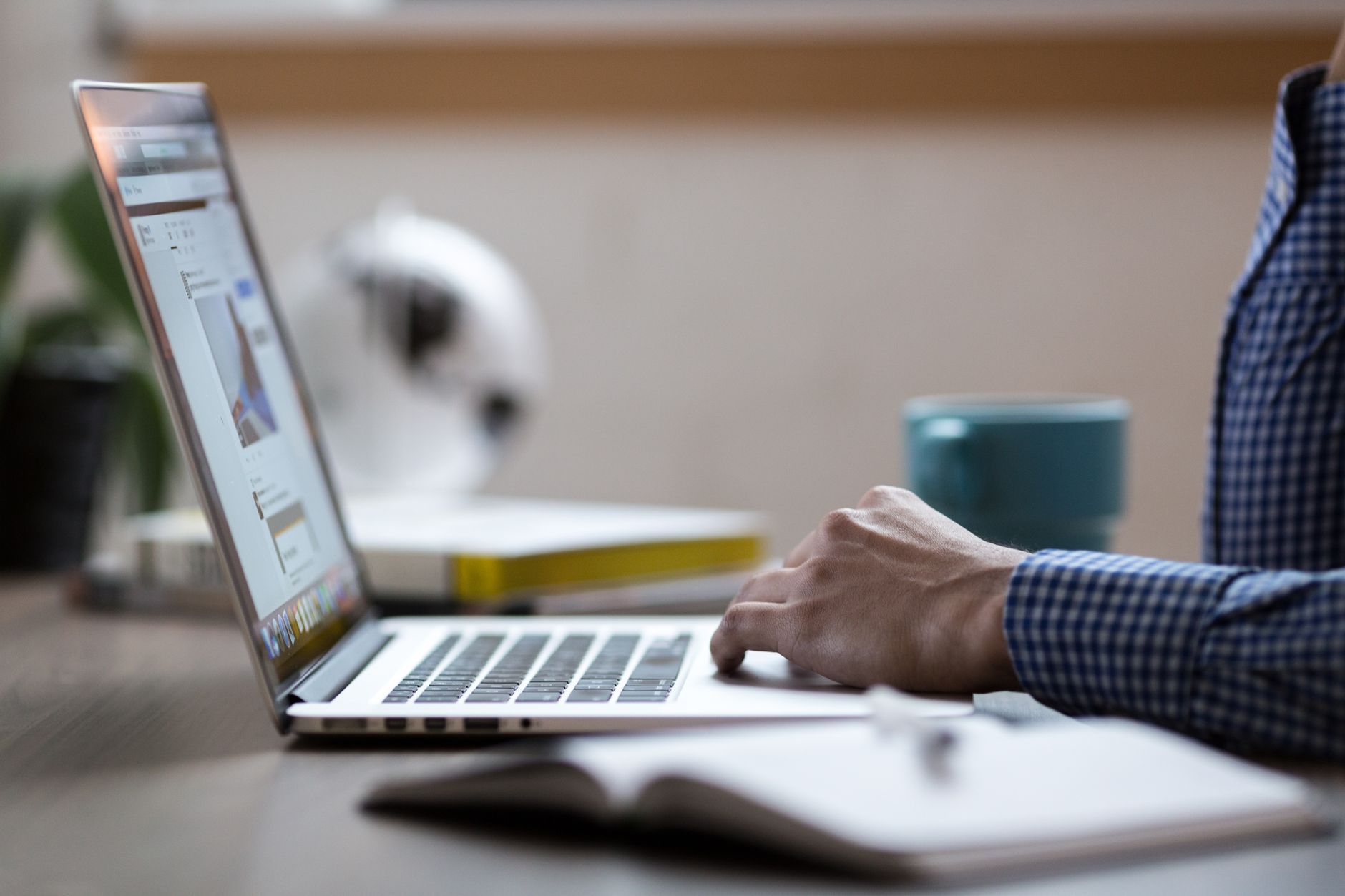 Où faire un bilan de — personne faisant un bilan de compétences en ligne