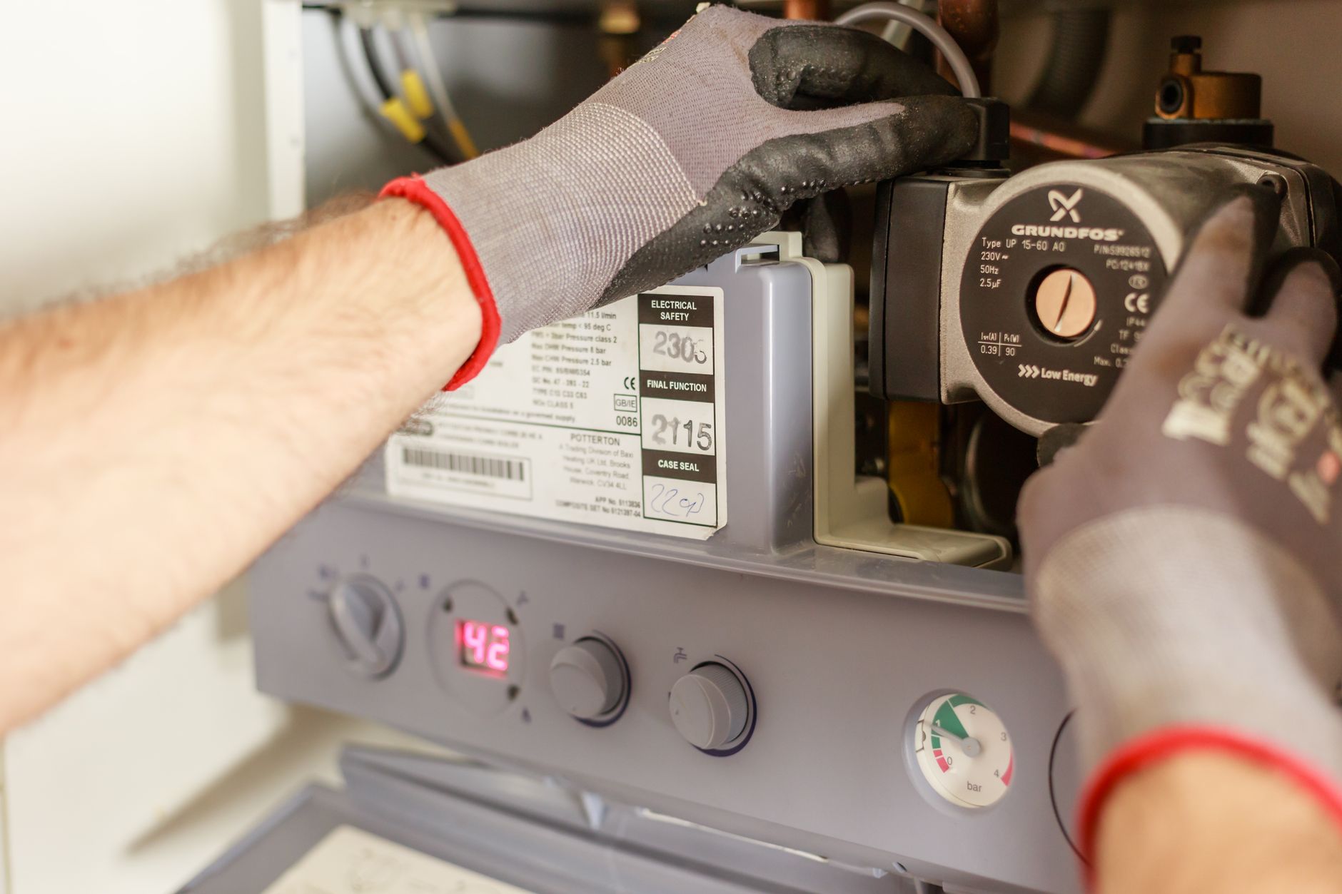 Comprendre le métier de plombier chauffagiste avant de choisir sa formation — plombier installant un système de chauffage