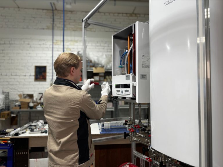 Quelle formation pour devenir plombier — plombier installant un système de chauffage
