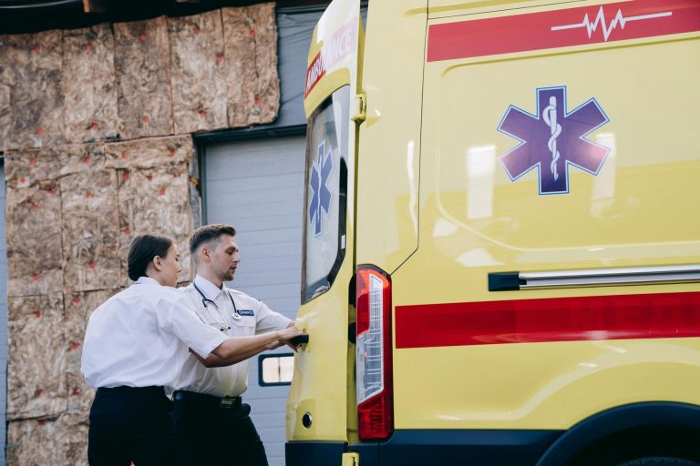 Quelle formation pour être ambulancier — équipe médicale ambulance en intervention