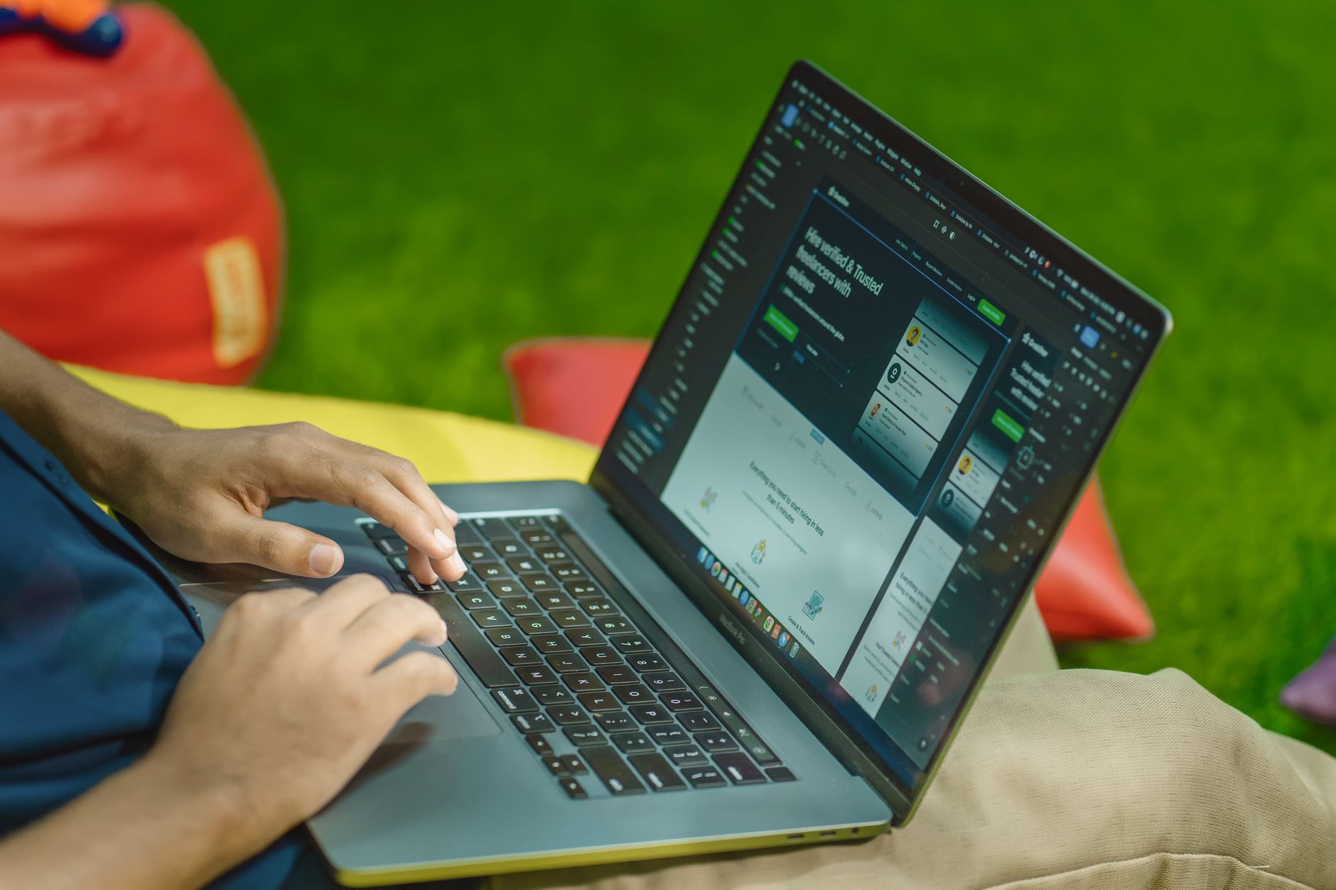 Sup de Pub Intranet et accès en ligne : comprendre les différentes portes d’entrée — étudiant accédant au portail en ligne