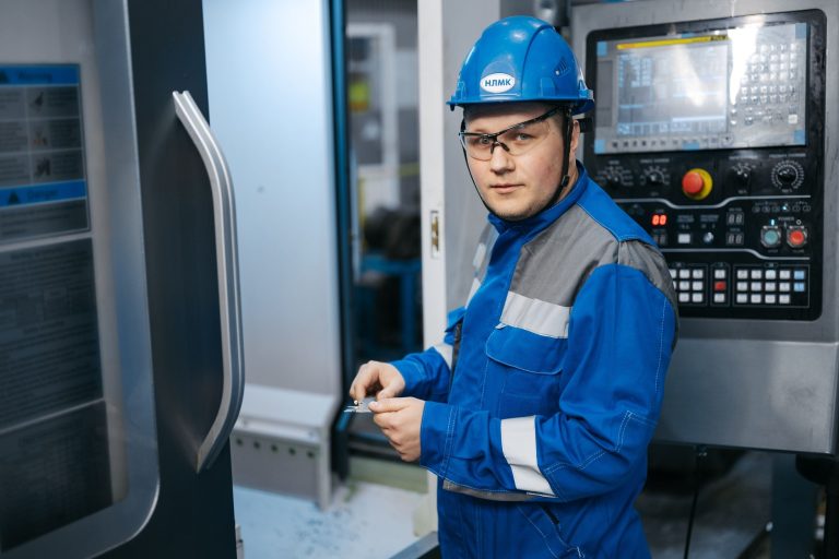 Technicien industriel pilotant une machine automatisée en usine