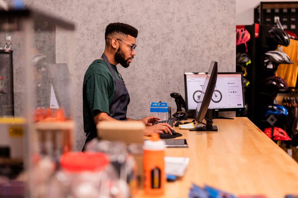 Découvrez pourquoi il est essentiel pour un auto-entrepreneur de s'assurer afin de protéger et pérenniser son activité professionnelle.