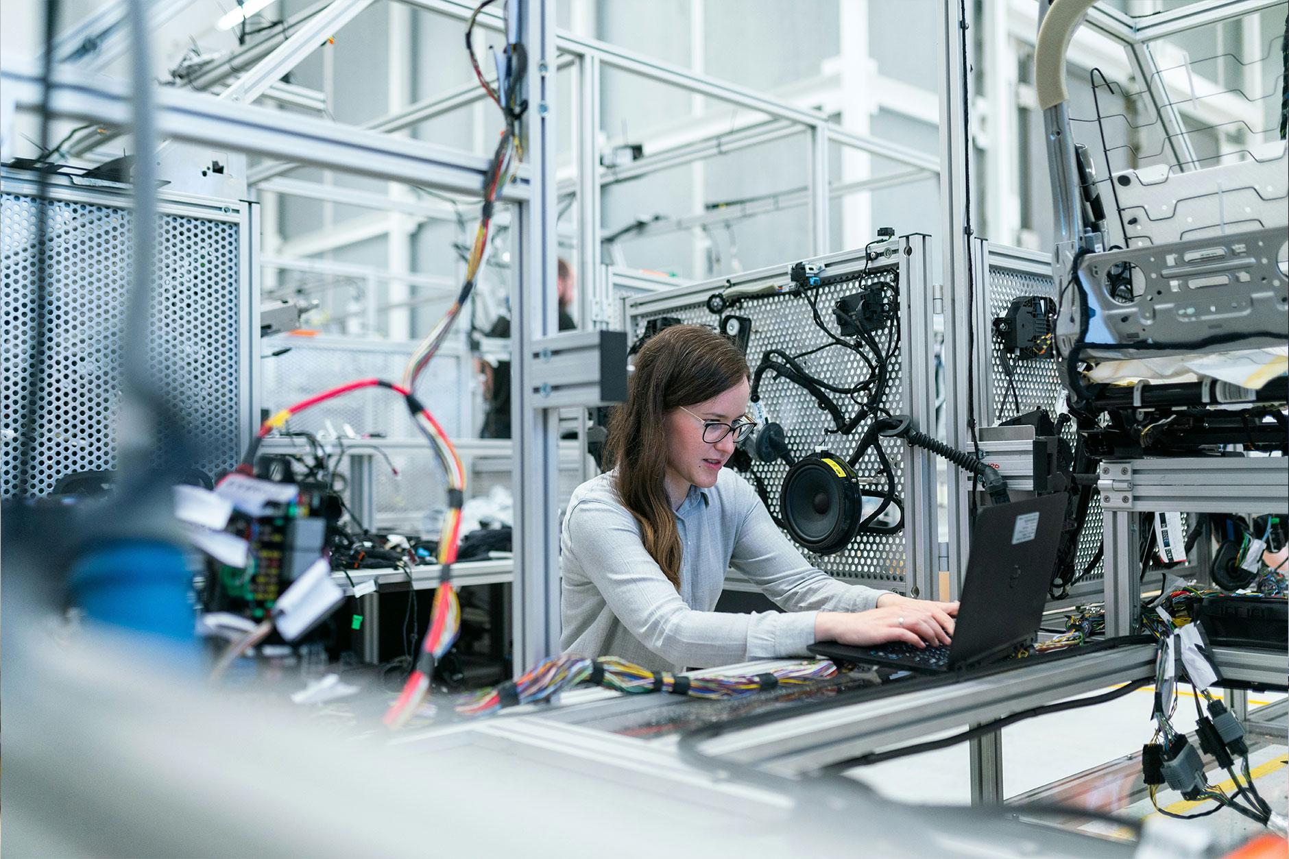 Ingénieur IoT missions, compétences et — ingénieur IoT travaillant sur des dispositifs