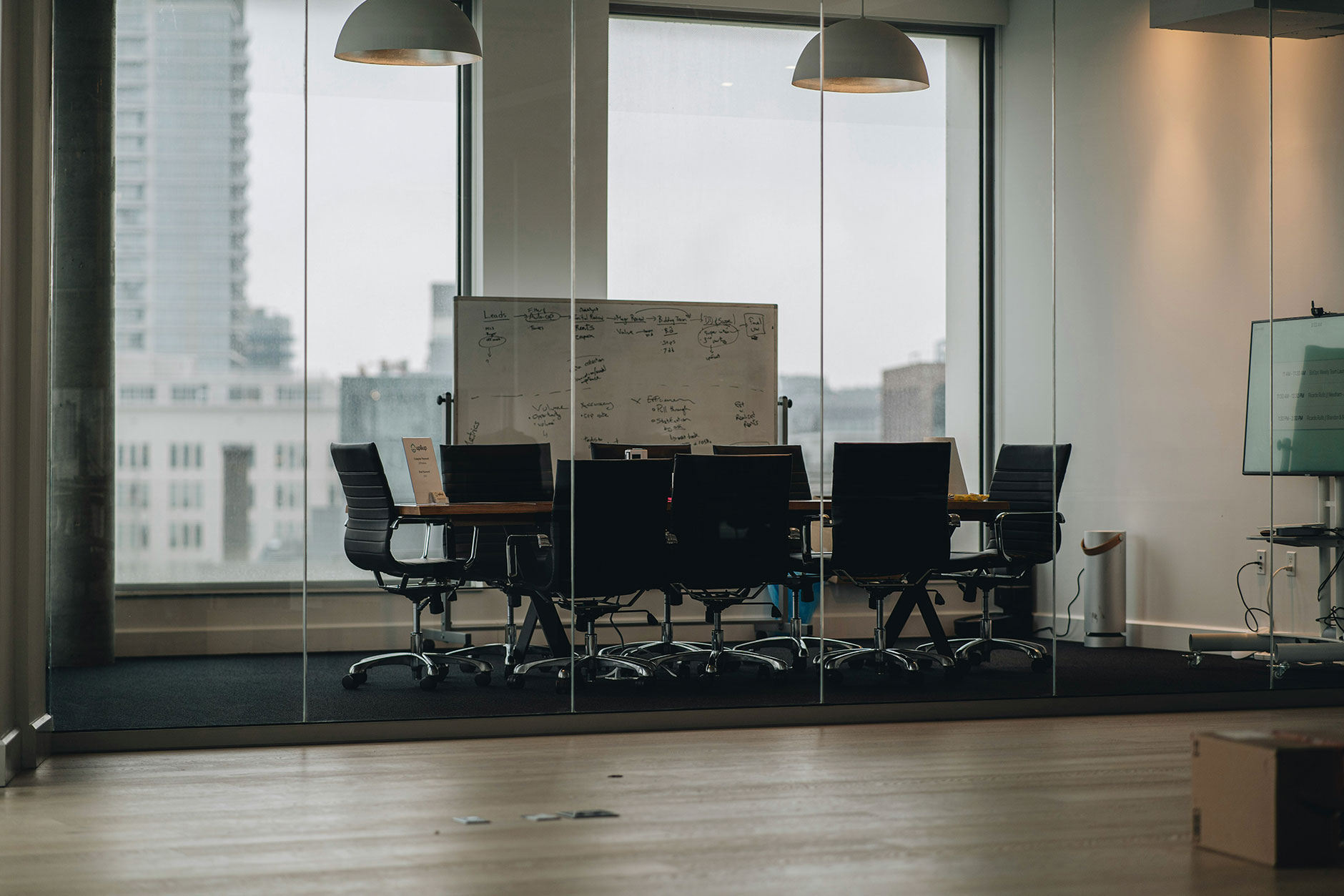 découvrez comment une salle de réunion intelligente basée sur l’iot fonctionne, ses avantages pour la collaboration et des exemples d’applications concrètes.