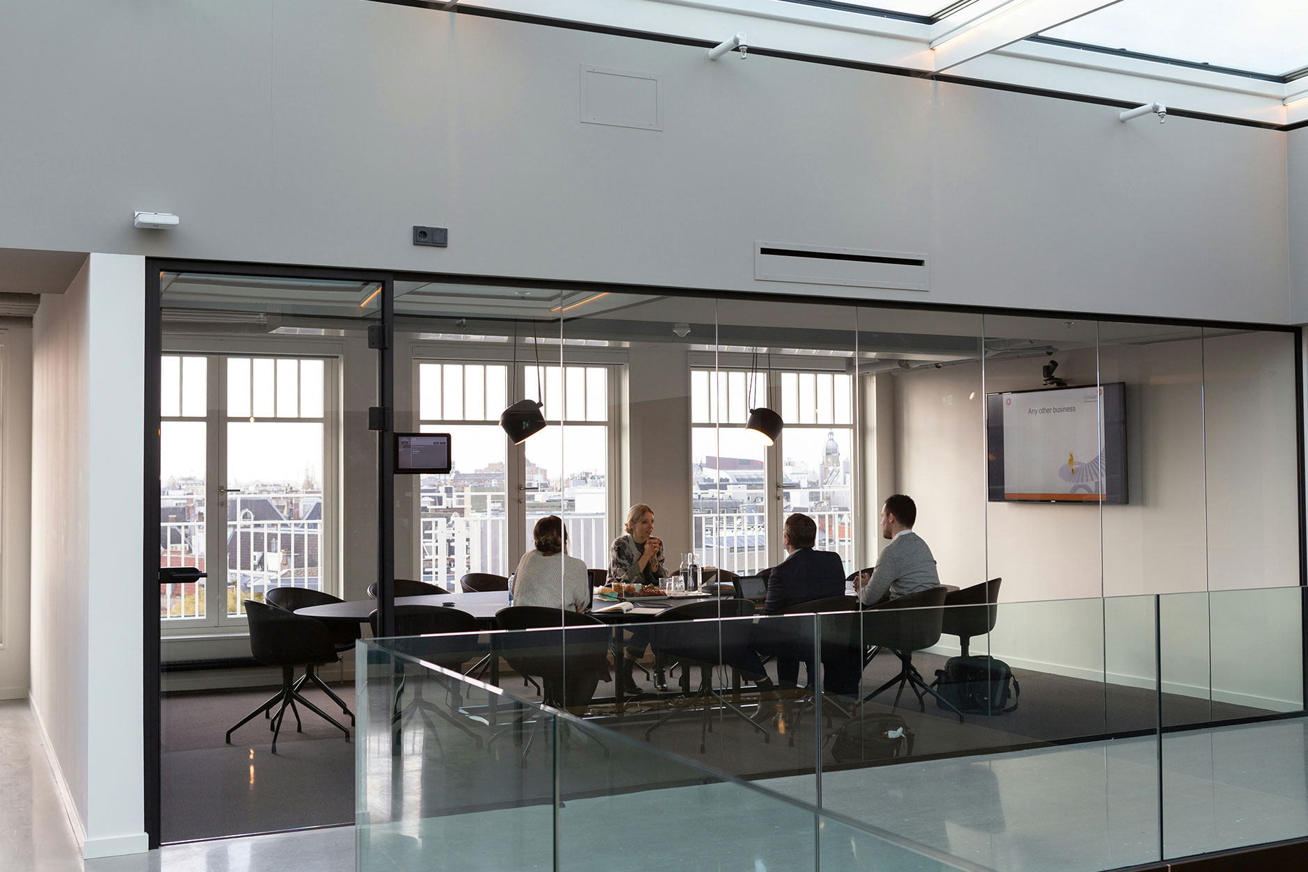 découvrez comment fonctionne une salle de réunion intelligente iot, ses avantages pour la collaboration et des exemples concrets d’applications.