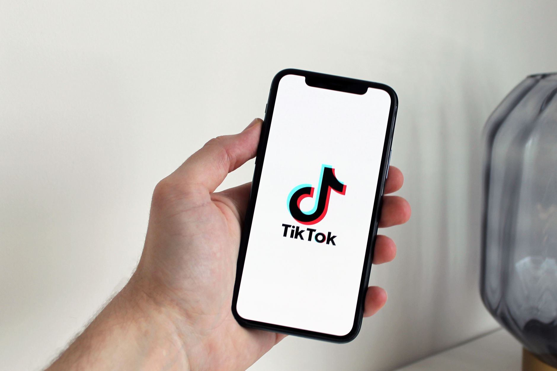 Achat compte TikTok : ce que tu achètes vraiment — personne utilisant l'application TikTok