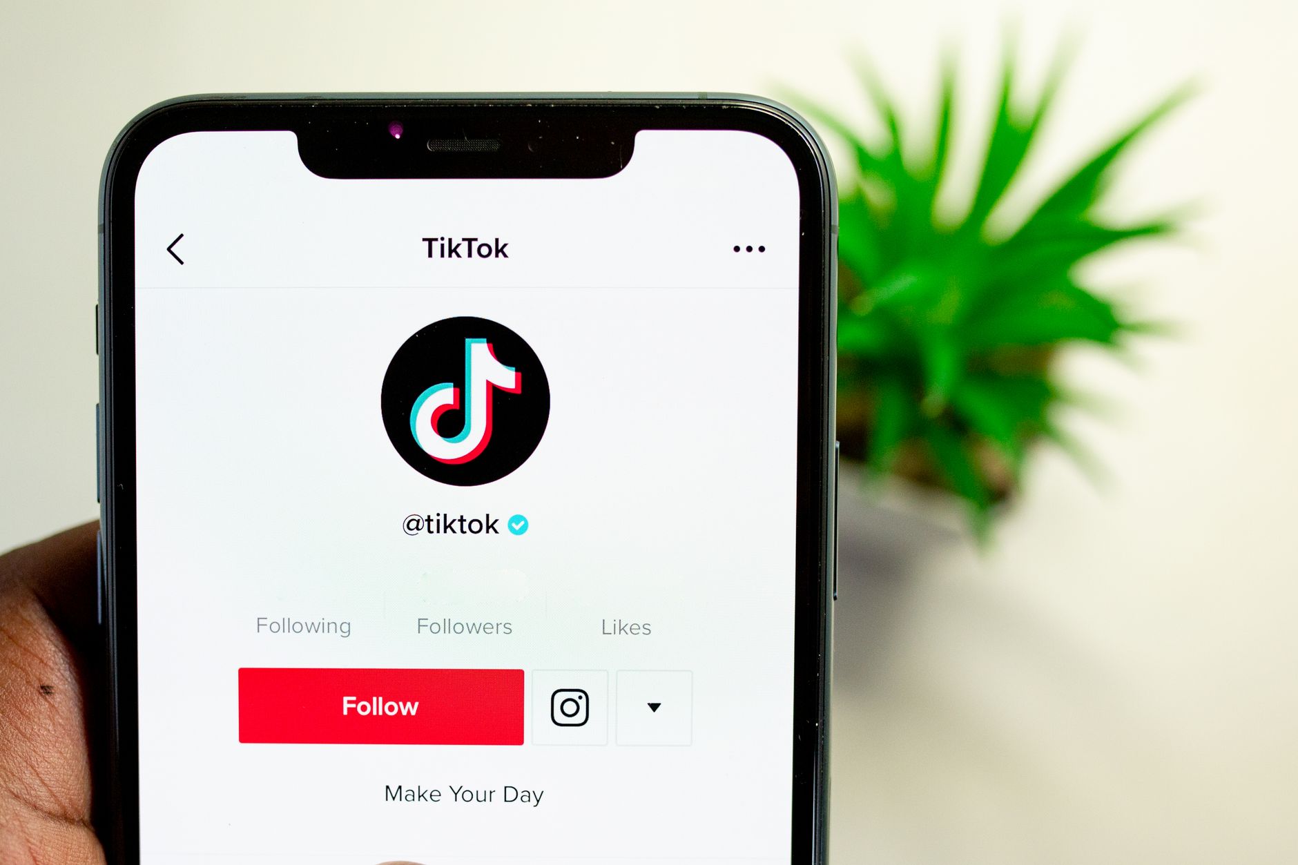 Achat compte TikTok ce qu’il — personne utilisant l'application TikTok