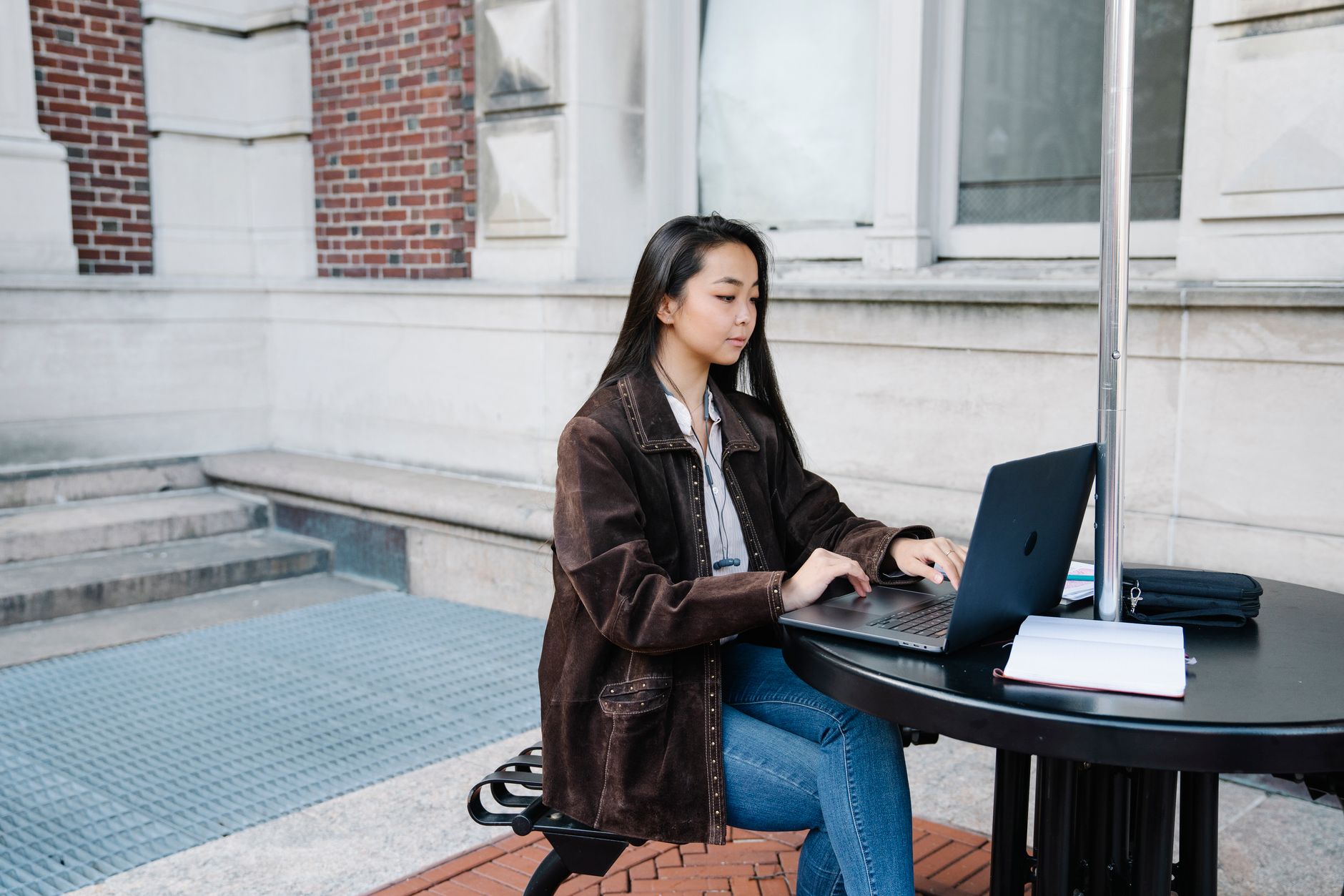 Clarifier ton projet d’alternance en communication avant de postuler — étudiant travaillant sur ordinateur portable dans un café