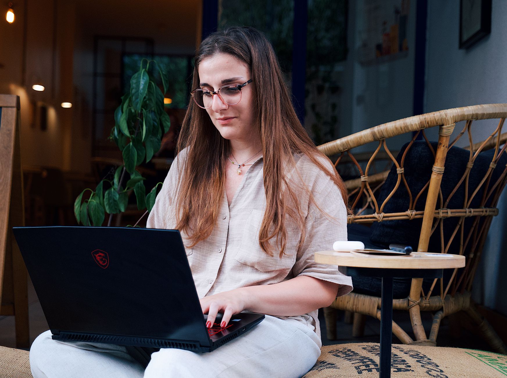 Comment trouver une alternance en — étudiant travaillant sur ordinateur portable dans un café