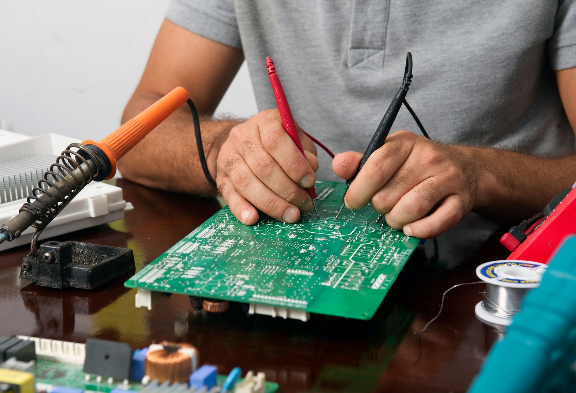 Les missions IoT : de la conception de l’objet à son exploitation — ingénieur IoT travaillant sur des dispositifs