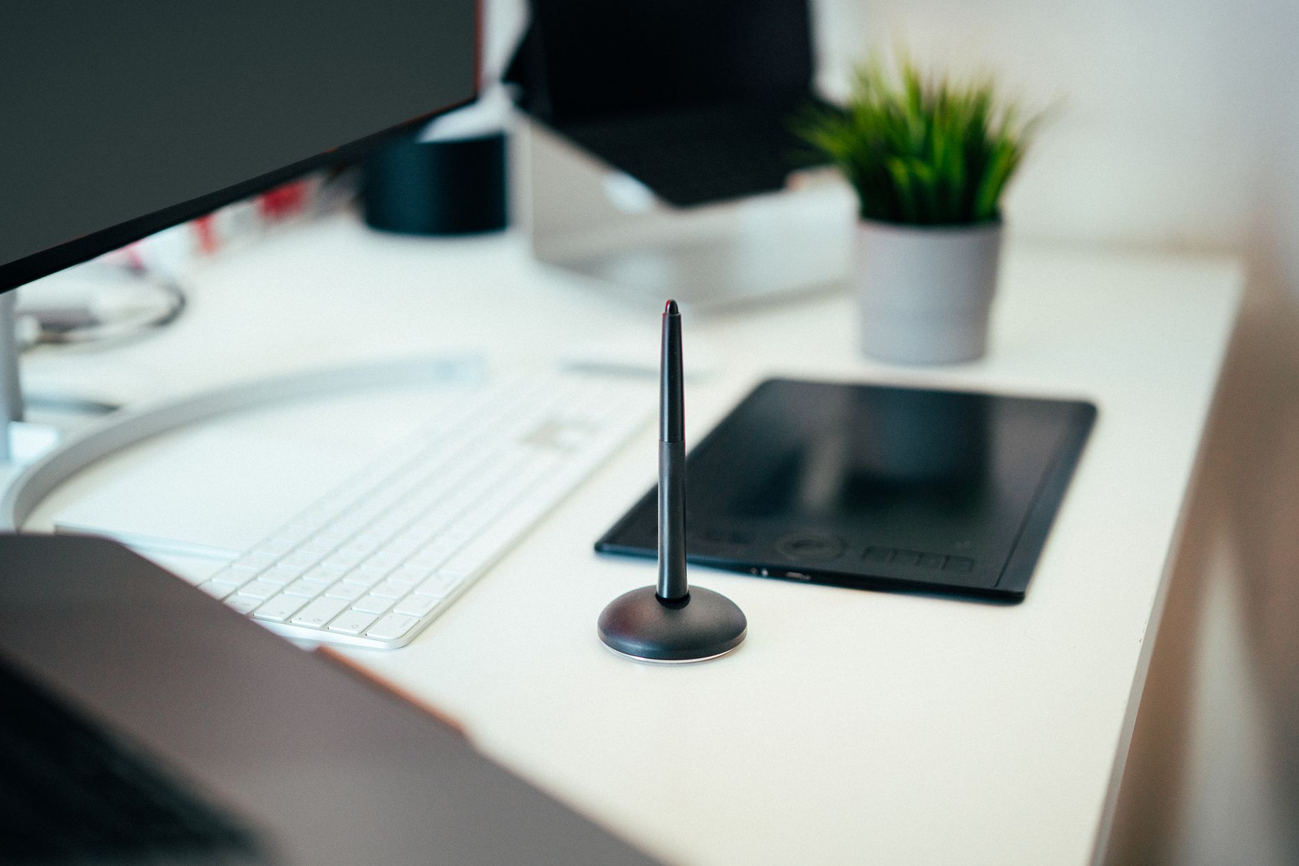 Tarif charte graphique : ce que le prix couvre réellement — espace de travail design graphique avec outils
